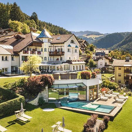 Alpenheim Charming & Spa Hotel Ortisei Bagian luar foto