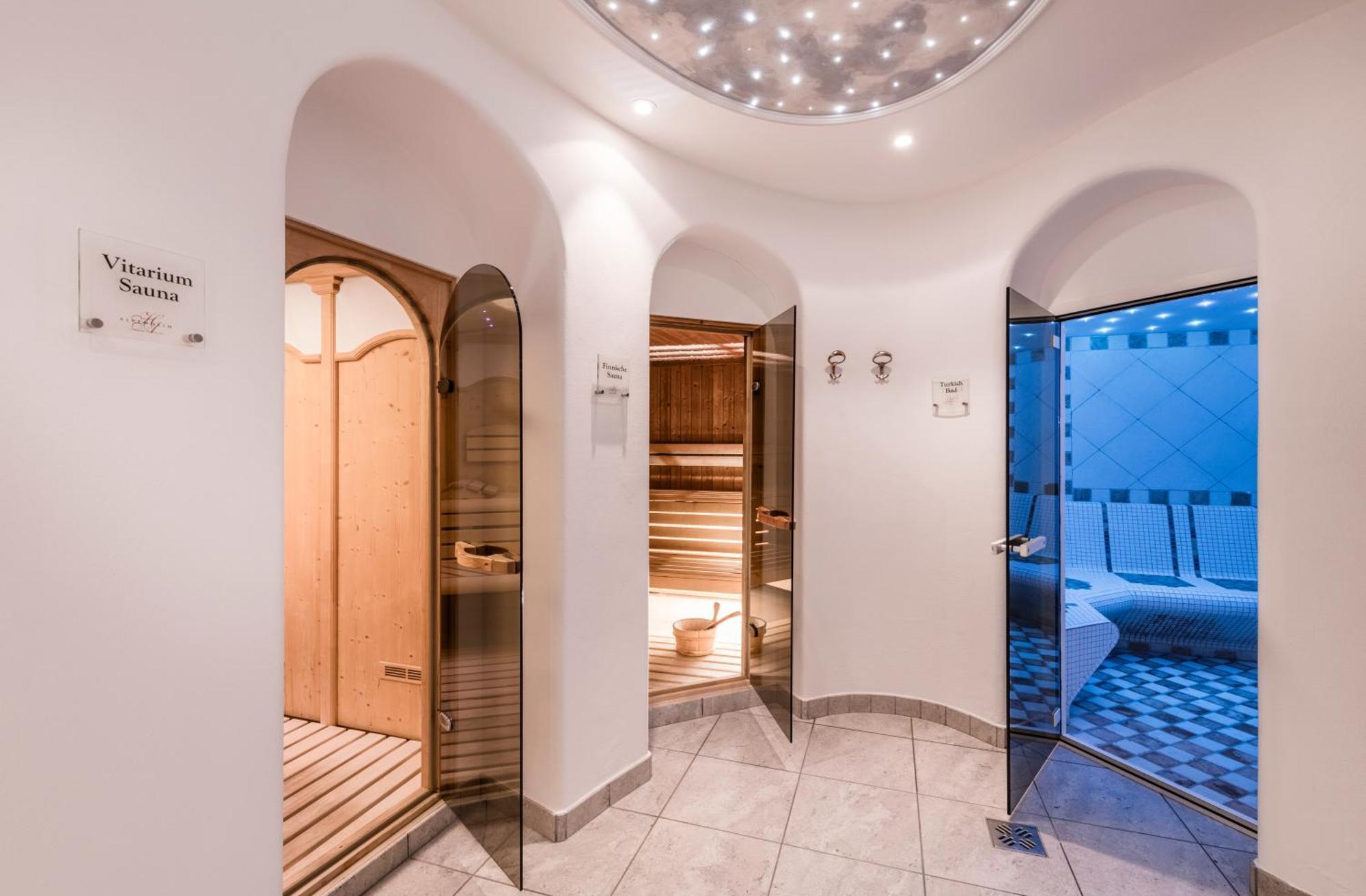 Alpenheim Charming & Spa Hotel Ortisei Bagian luar foto