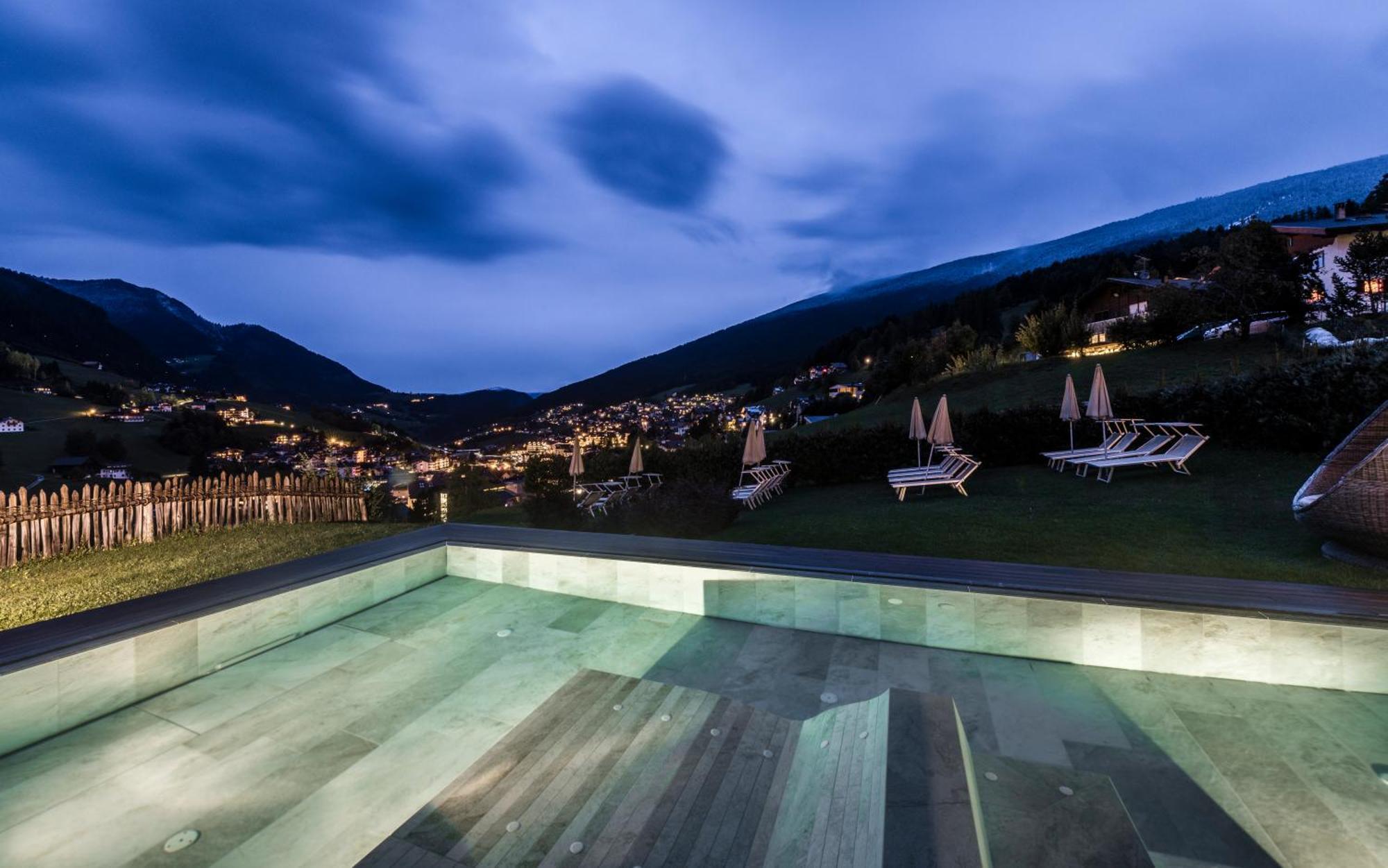 Alpenheim Charming & Spa Hotel Ortisei Bagian luar foto
